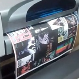 impresora de gran formato imprimiendo varias fotos